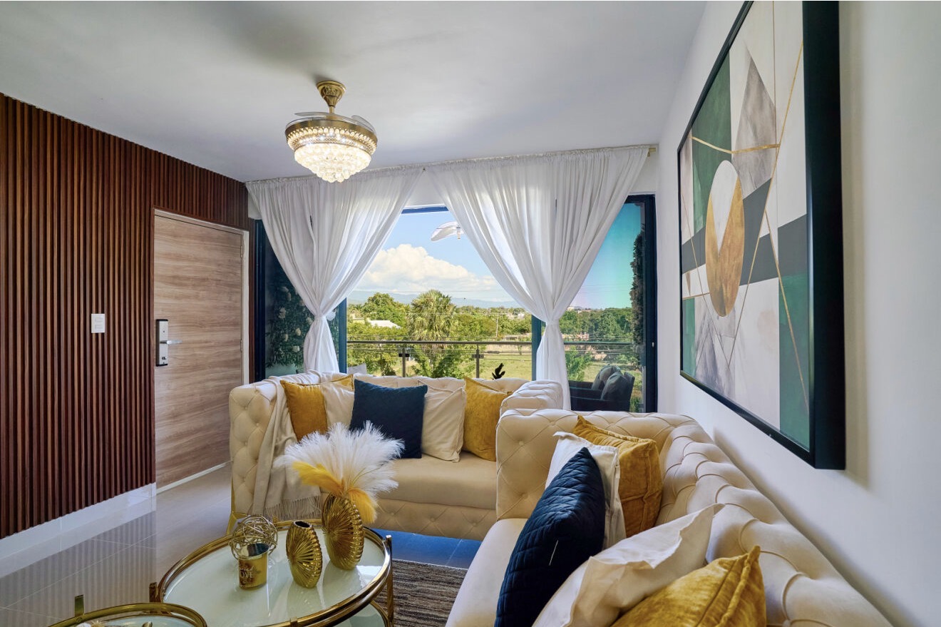 Sala con cortinas blancas