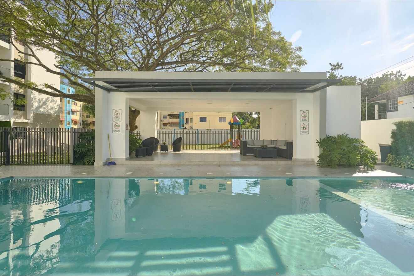 Vista frontal de la piscina